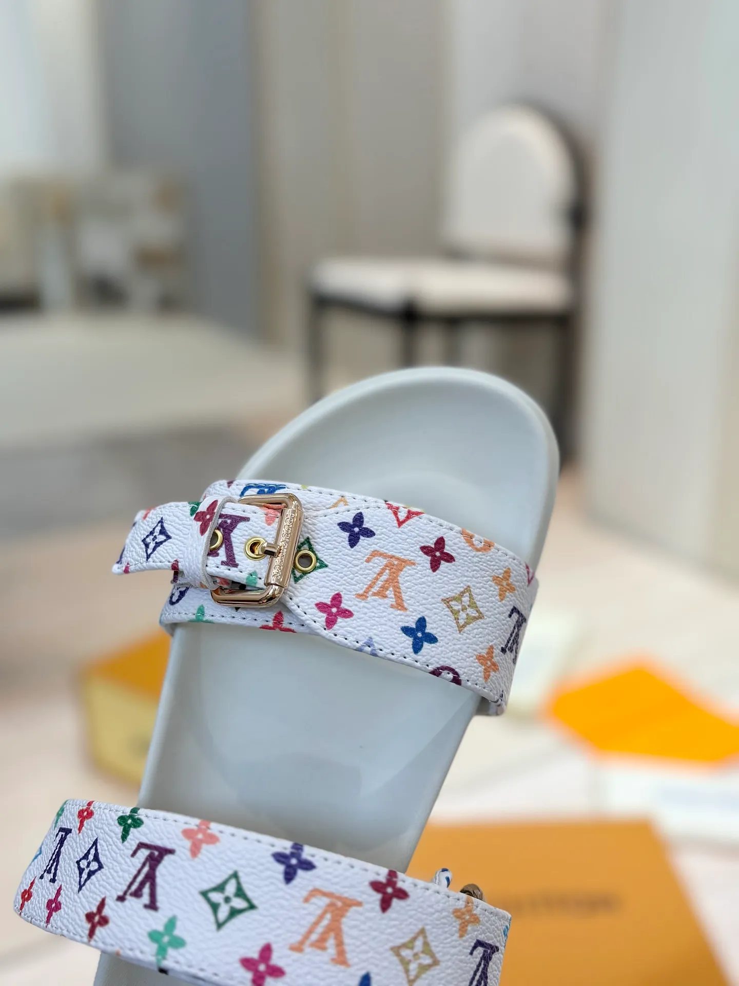 👟👟Ex-factory price 400👟👟 LV 2025 spring and summer new products 🥰 Popular LV donkey brand counters Embossed logo embossed sandals This Pool Pillow Comfort flat sandals are made of technical fabrics and use high-frequency embossing technology to reinterpret the Monogram pattern. Soft padded upper with adjustable Velcro, comfortable and tough insole adds harmonious colors 👍New hard goods, purchasing agent level! Full of high-end feel! A popular model among bloggers at home and abroad, it’s retro and fashionable and looks amazing on your feet! The official website's main recommendation 👍👍 ✅ Upper: waterproof special original fabric ✅ Inner lining: imported mixed sheepskin ✅ Outsole: original molded foam outsole ✅ Number of sizes: women's size 35-45 (women's size 41 men's 38.45, custom-made, non-refundable) ✅ Packaging: full set of drawer boxes ​